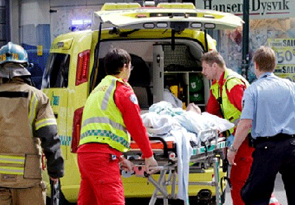 Tự thiêu trước tòa án xét xử sát thủ Na Uy ảnh 1