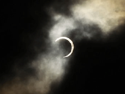 Hàng ngàn người đang chiêm ngưỡng Nhật thực hình khuyên ảnh 1