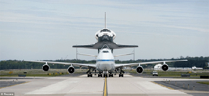 Cận cảnh máy bay Boeing 747 “cõng” tàu con thoi ảnh 13