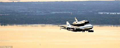 Cận cảnh máy bay Boeing 747 “cõng” tàu con thoi ảnh 14