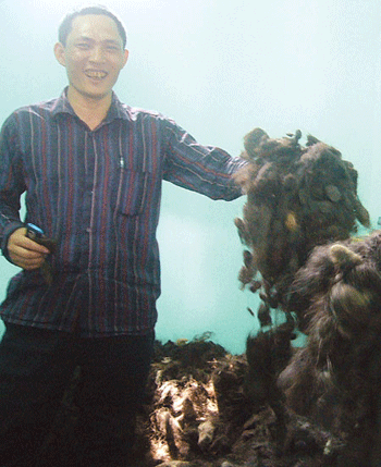 Tóc rối chất đống trước cửa nhà anh Thụ.