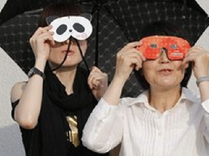 Hàng ngàn người đang chiêm ngưỡng Nhật thực hình khuyên ảnh 3