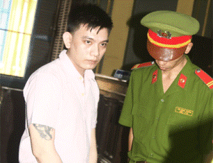 Bênh mẹ, quý tử mang dao đi giết người hàng loạt ảnh 1