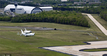 Cận cảnh máy bay Boeing 747 “cõng” tàu con thoi ảnh 6