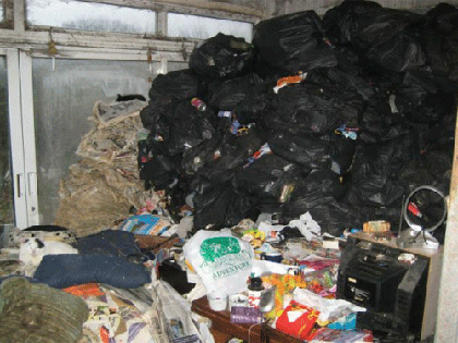 Cặp vợ chồng "ủ" 30 tấn rác trong nhà! ảnh 1