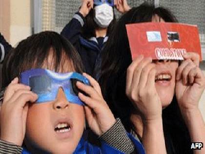 Hàng ngàn người đang chiêm ngưỡng Nhật thực hình khuyên ảnh 2