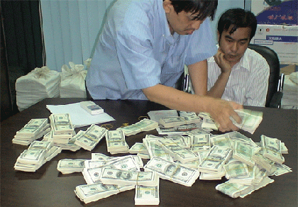 Bắt quả tang vụ mua bán 500.000 USD tại ngân hàng ảnh 1