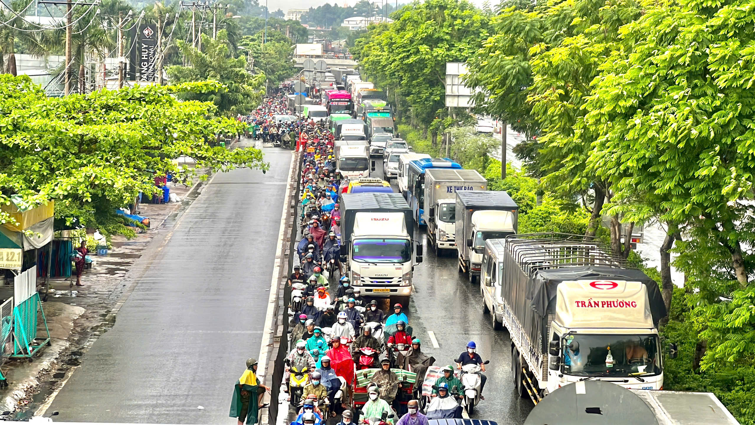 Giao thông tắc nghẽn nhiều giờ trên đường Đỗ Mười đoạn qua TP Thủ Đức