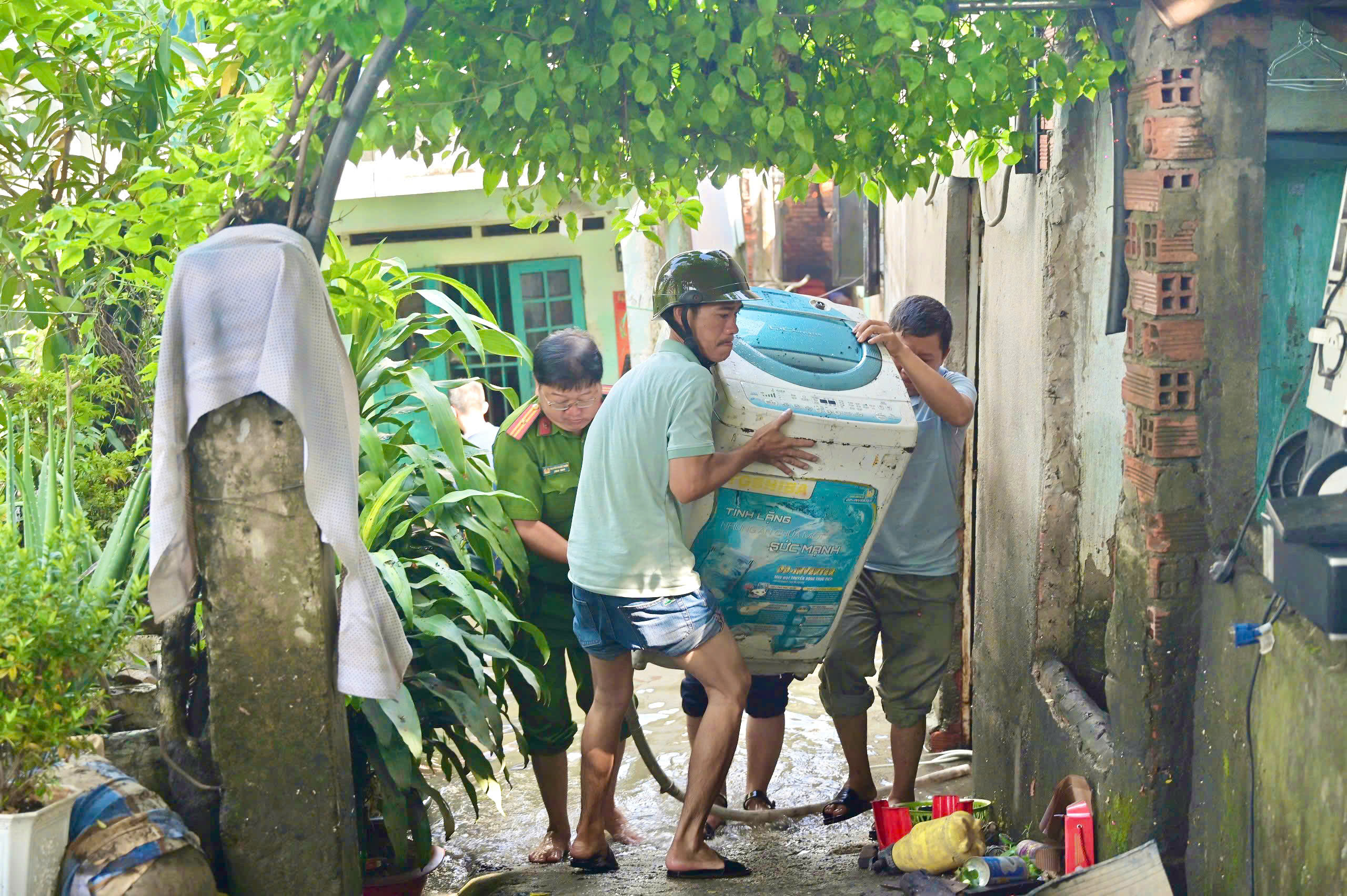 TP.HCM khẩn trương khắc phục sự cố sau trận mưa lớn 