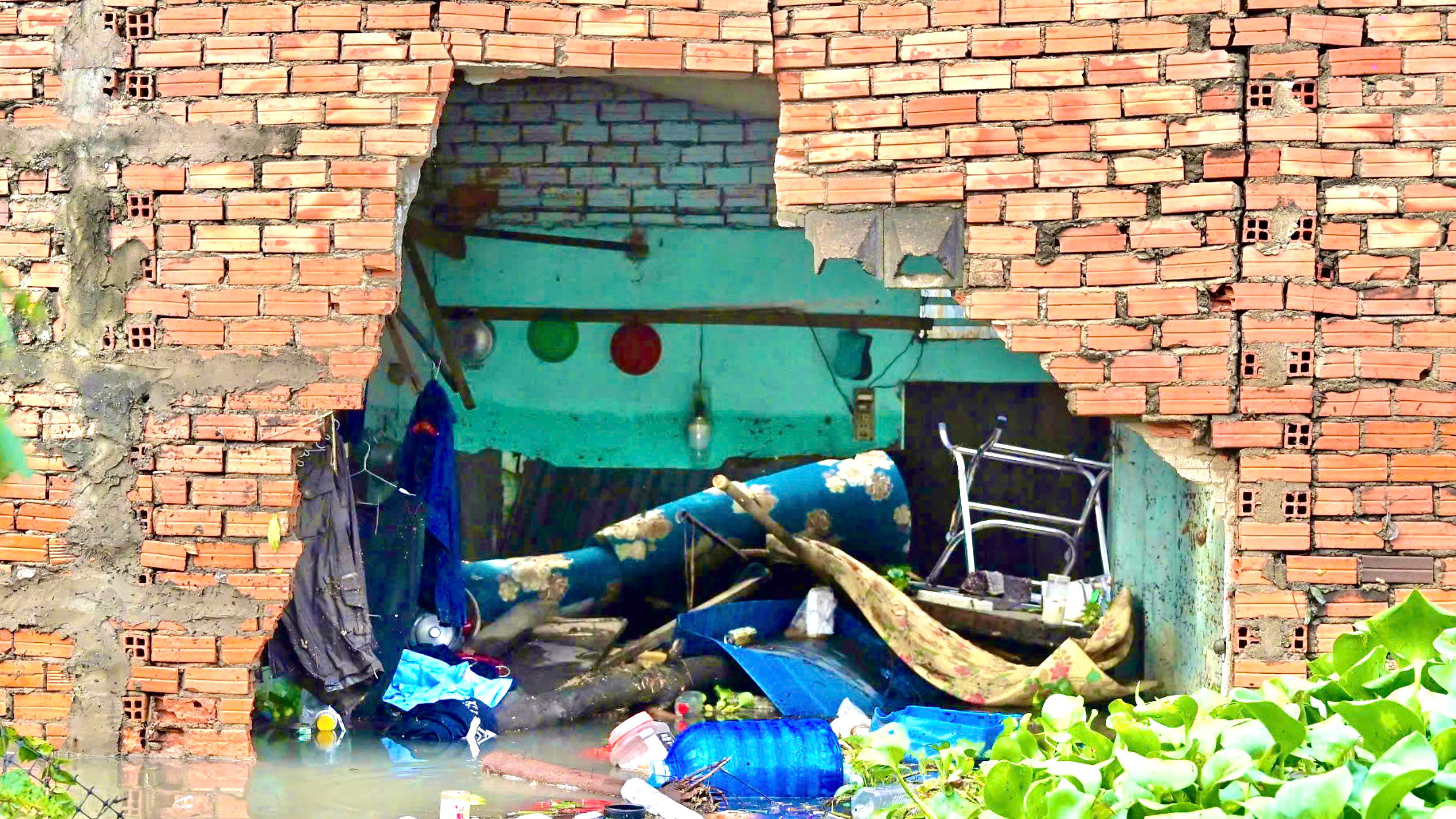 Phường Tam Bình, TP.HCM: Sau cơn mưa lớn tường nhà đổ sập, nước vẫn còn sau 1 đêm