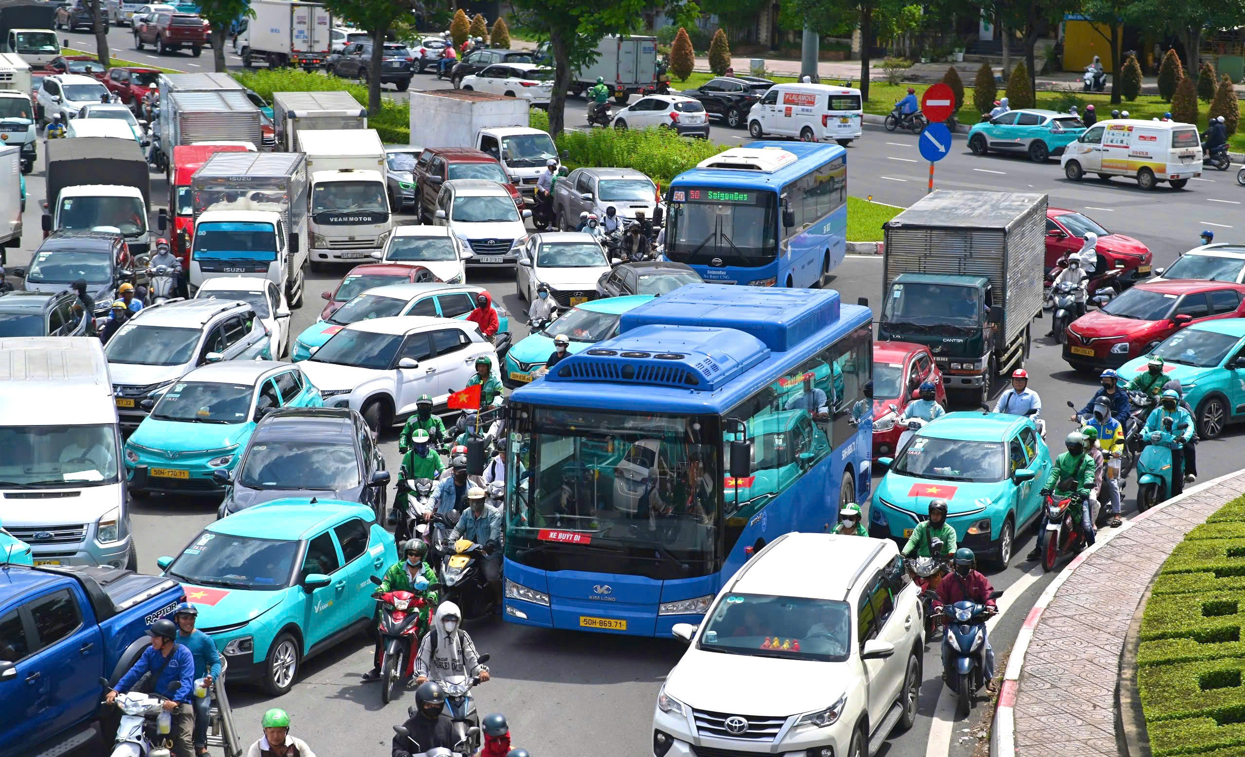 Ùn ứ kéo dài nhiều km trên đường Phạm Văn Đồng, xe nhích từng mét