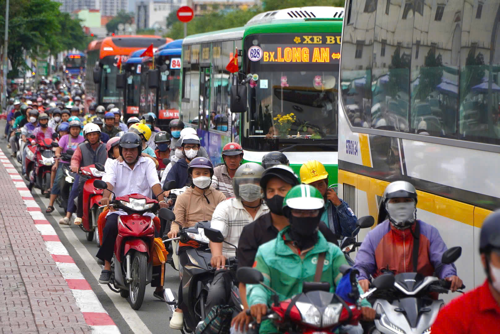 CSGT túc trực điều tiết giao thông, phát nước hỗ trợ người dân về nghỉ Lễ