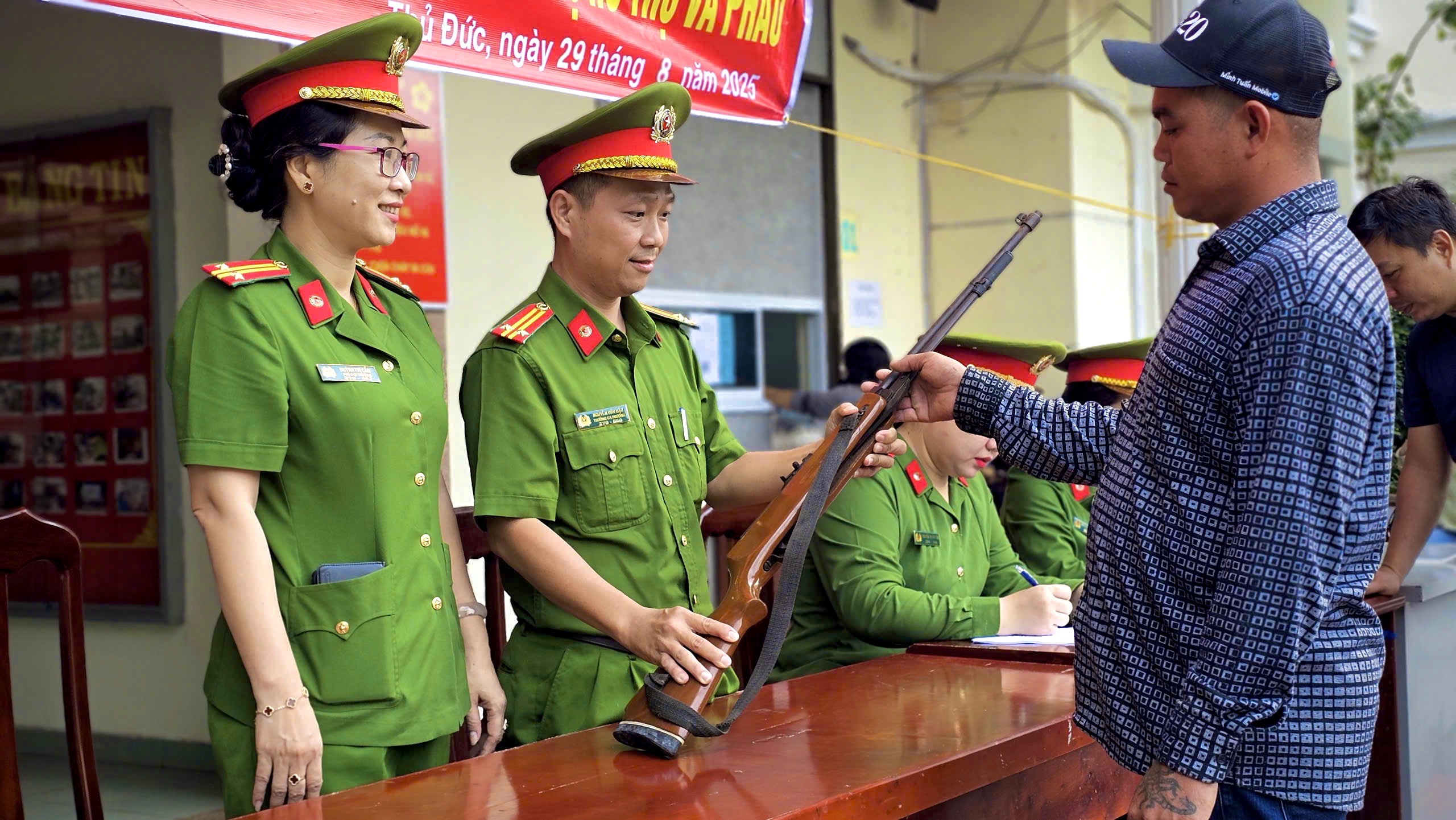 Người dân phường Thủ Đức nộp kiếm, súng hơi, súng điện 