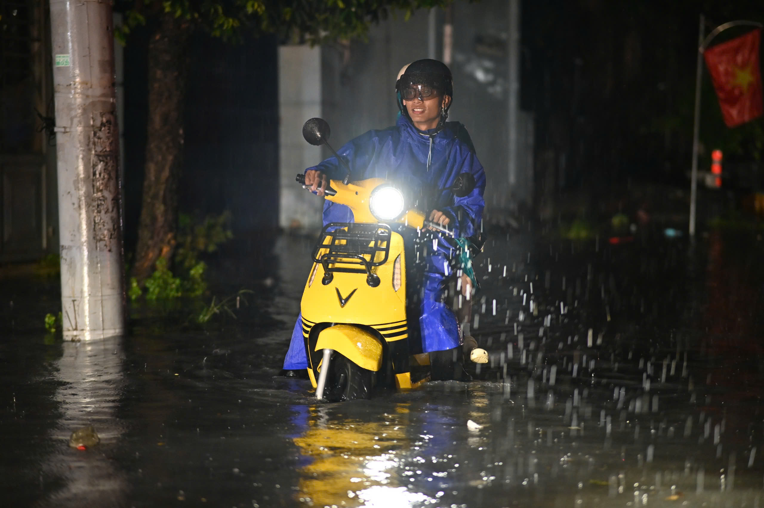 Ngập nặng trong đêm, người dân chật vật dọn dẹp đến khuya