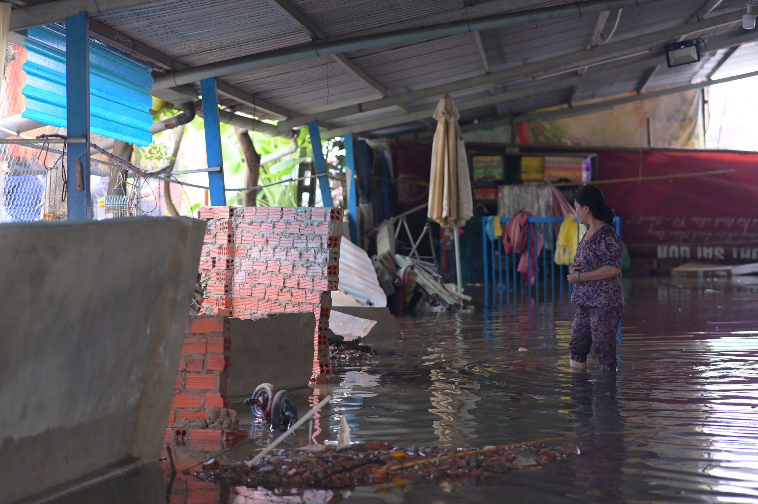 Triều cường đạt đỉnh, nhiều tường nhà ở phường Bình Quới bị đổ sập