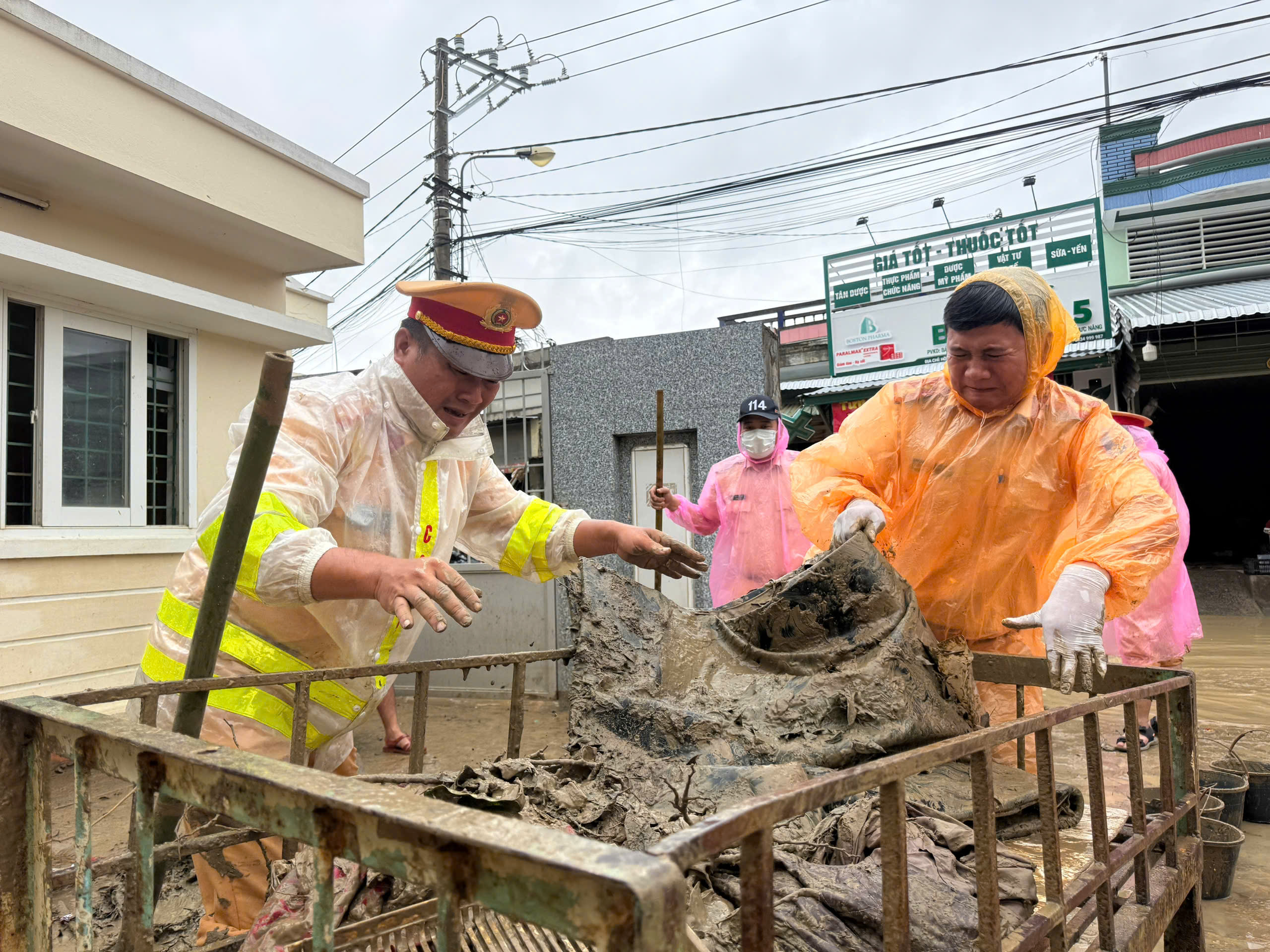 CSGT TP.HCM hỗ trợ khắc phục hậu quả sau lũ tại Quy Nhơn