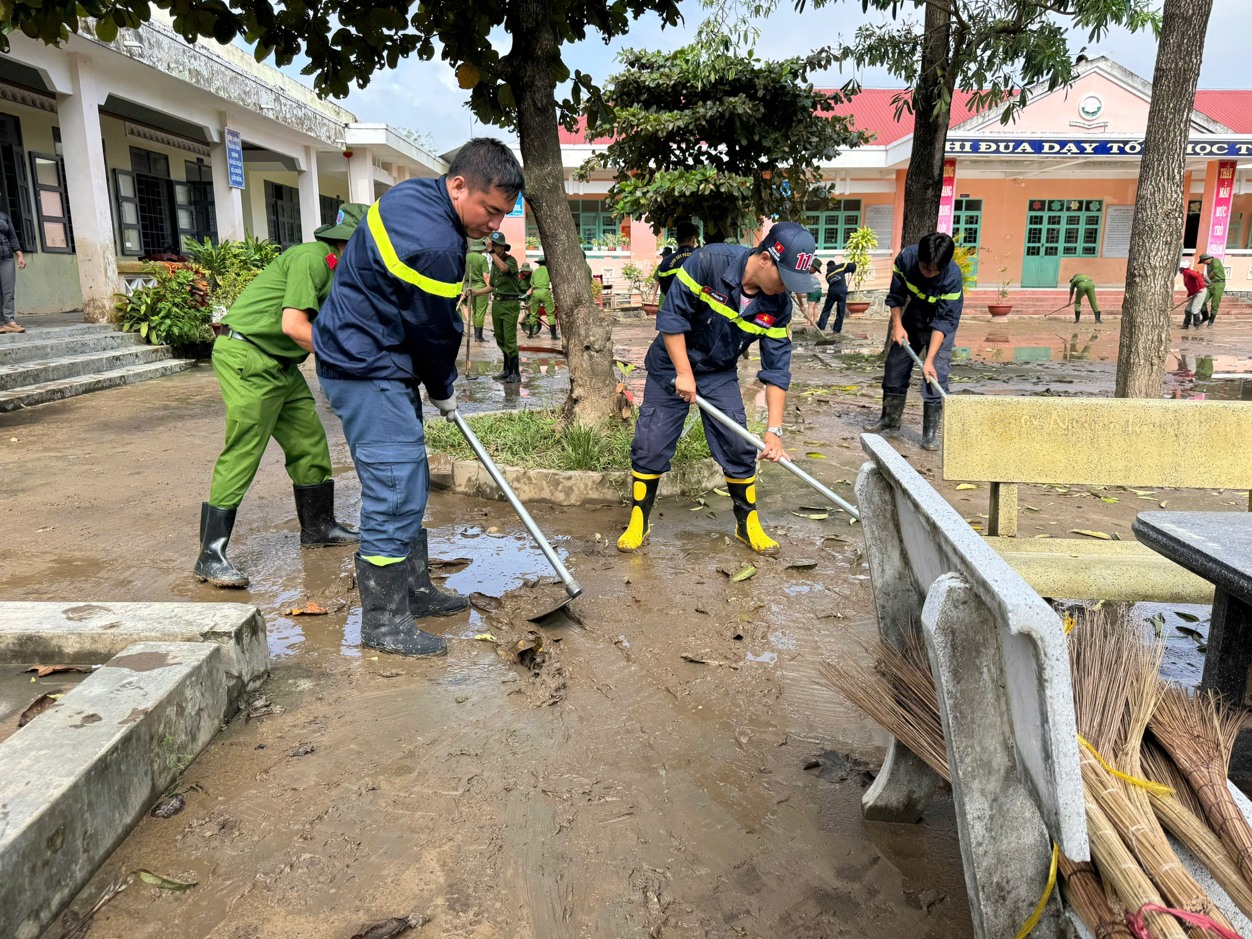 Công an TP.HCM chuyển gần 70 tấn hàng tiếp sức vùng lũ miền Trung