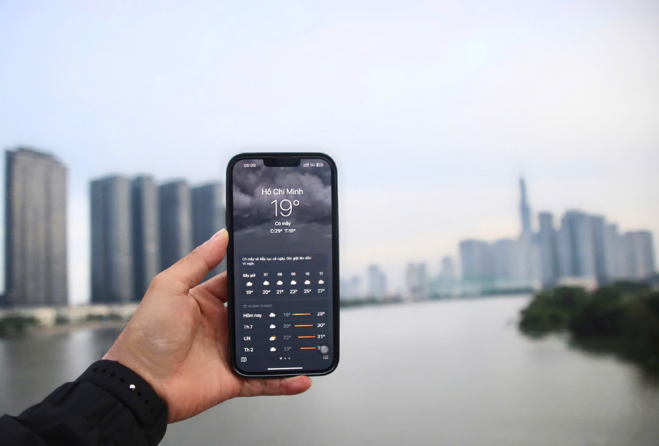 Thời tiết TP.HCM chuyển lạnh, cảm nhận rõ không khí cuối năm