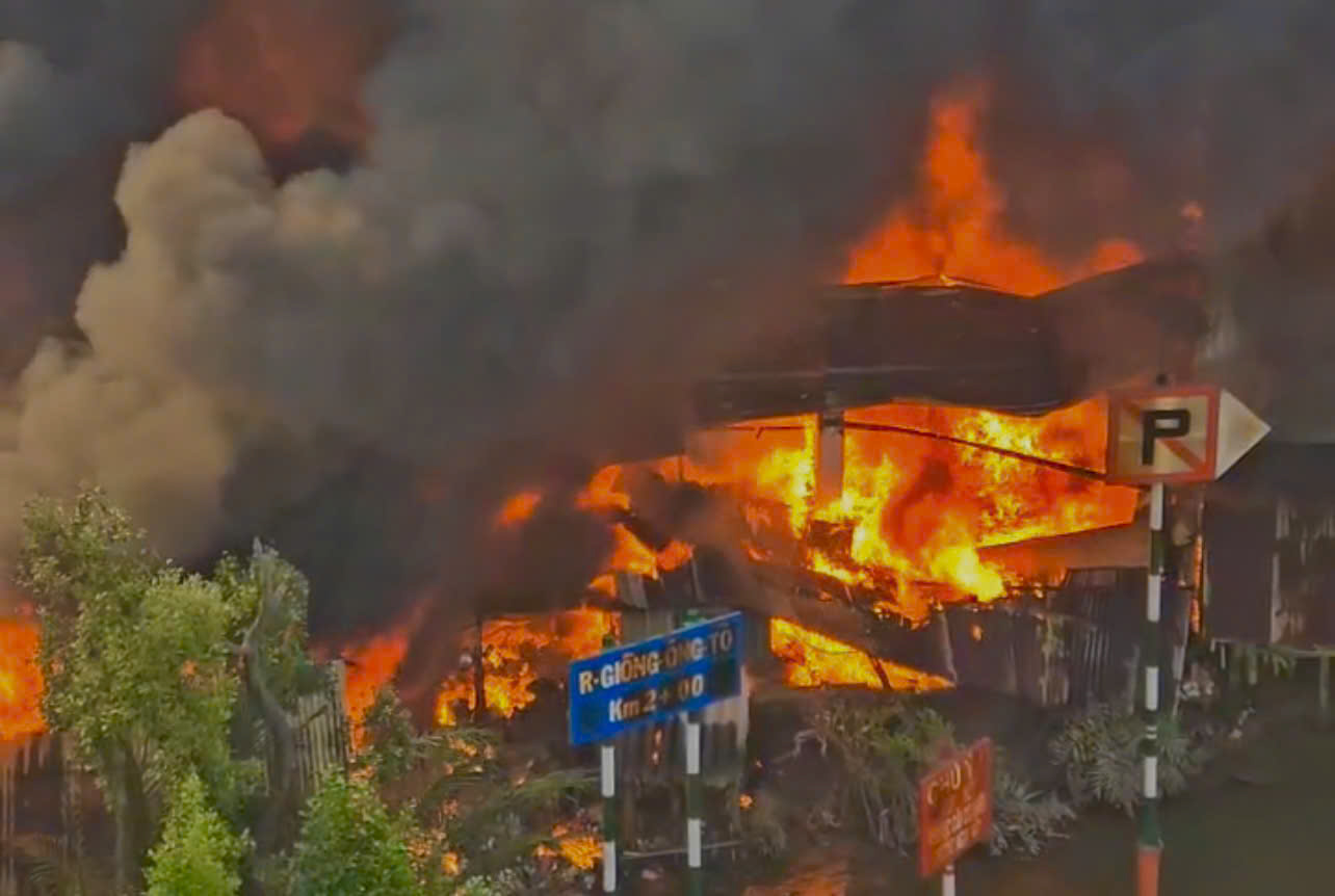 Hình ảnh hiện trường vụ cháy phía sau chợ Bình Trưng, TP.HCM