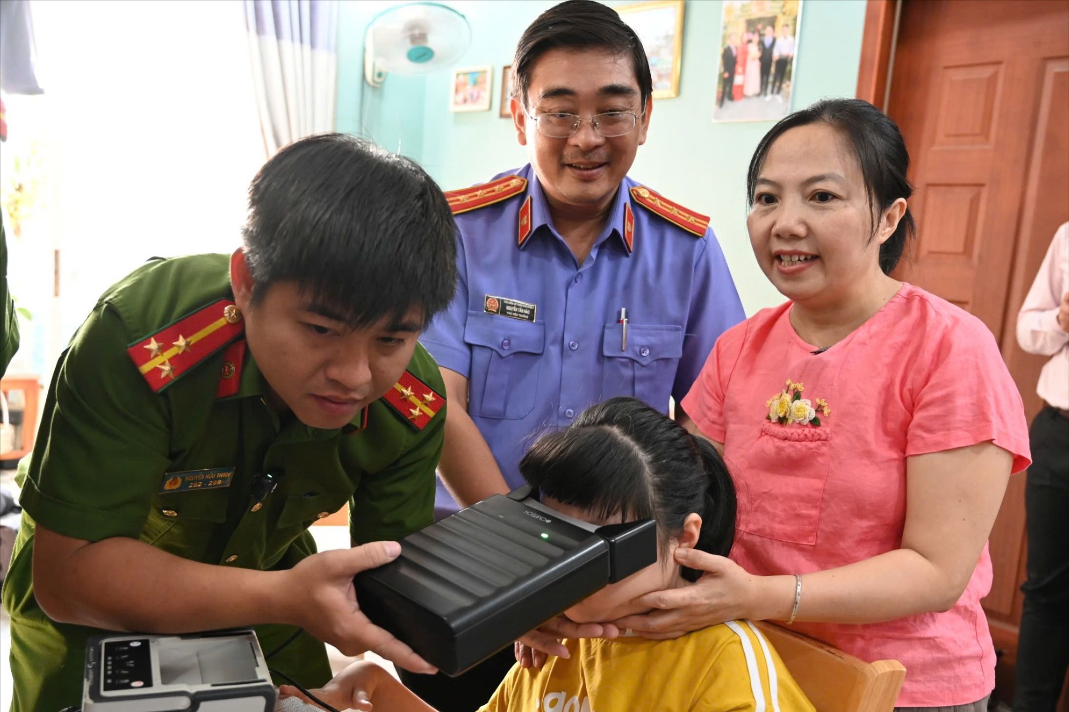 Công an và VKS đến tận nhà cấp căn cước cho trẻ khuyết tật ở TP.HCM