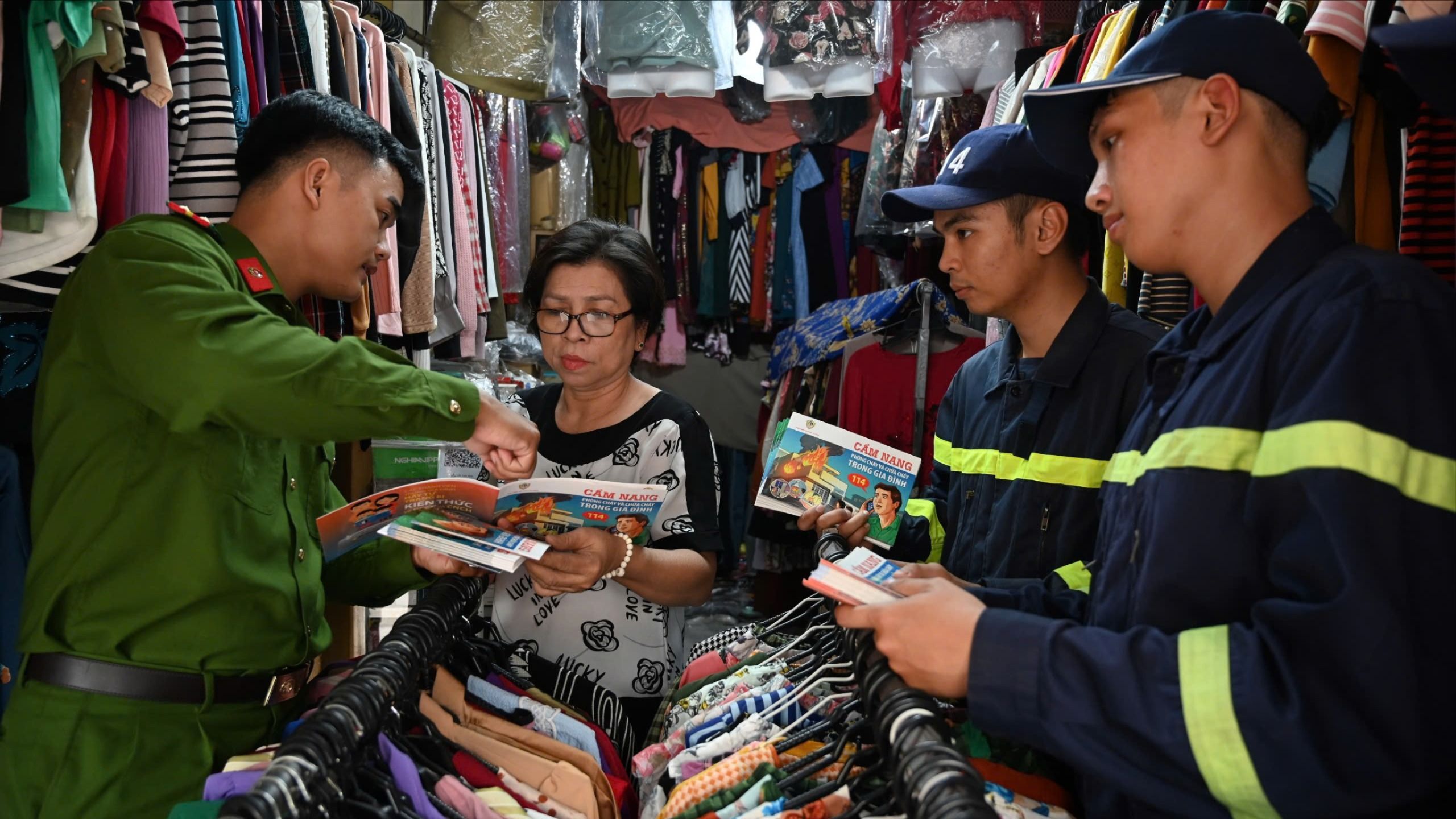 Trang bị kỹ năng PCCC cho tiểu thương tại chợ trước Tết
