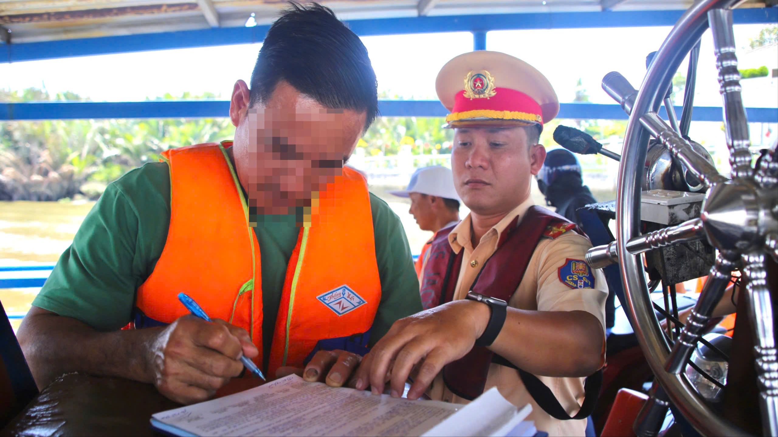 CSGT TP.HCM siết chặt kiểm tra, xử lý vi phạm tại phà Bình Quới