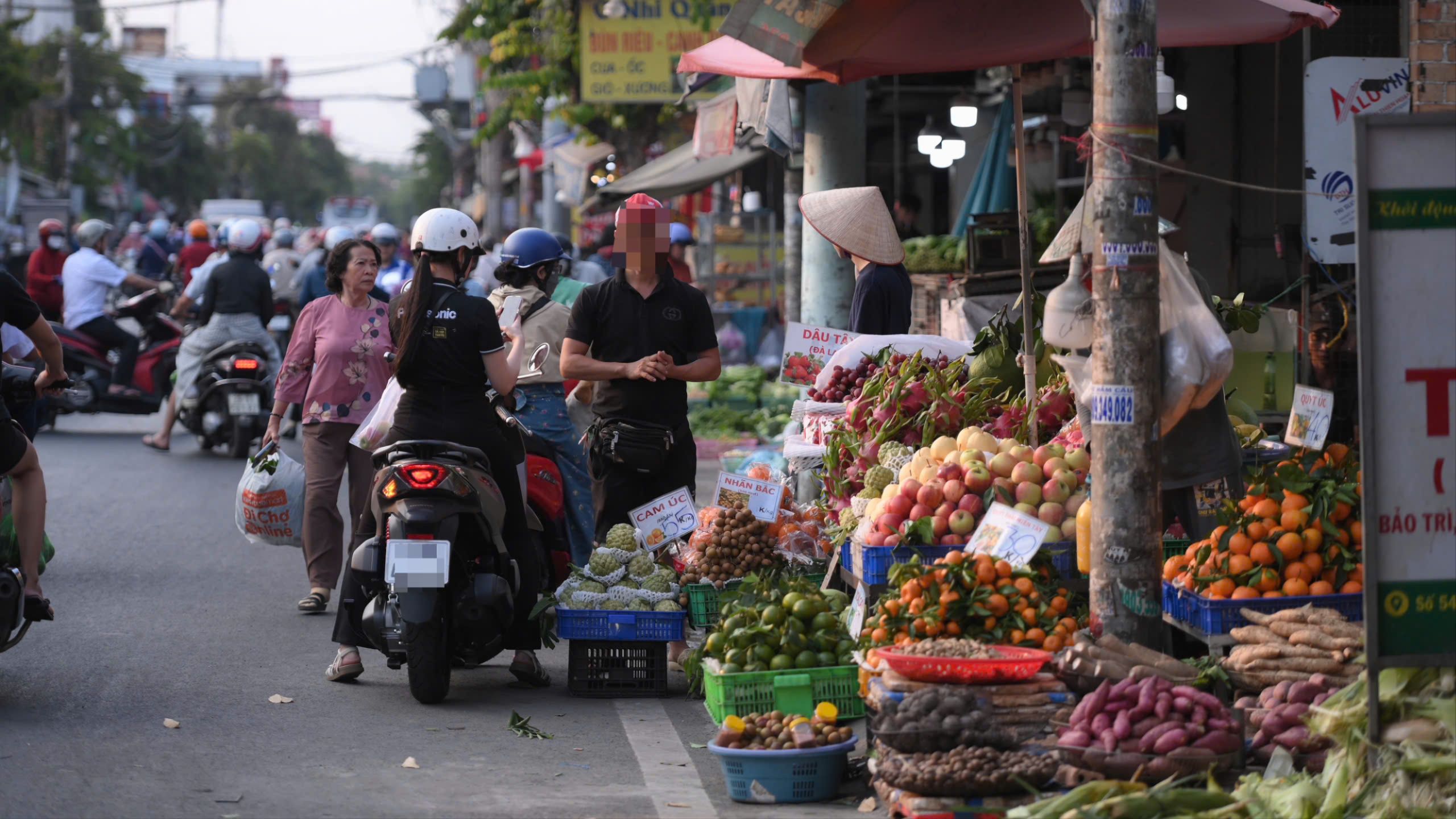 Vỉa hè đường Hiệp Bình bị chiếm dụng, người dân khó khăn di chuyển