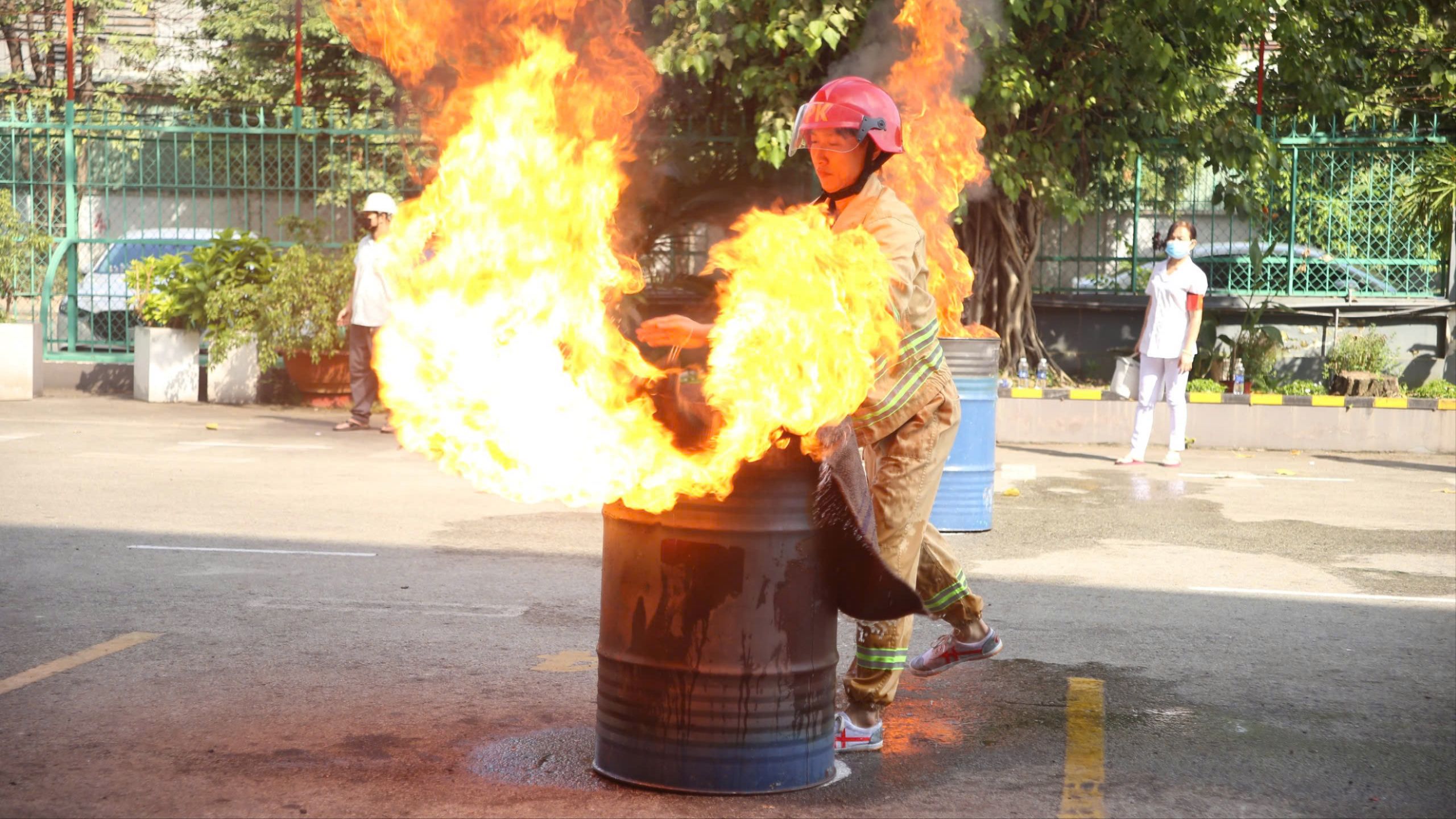 Xem công nhân diễn tập cứu người, dập lửa trong xưởng sản xuất