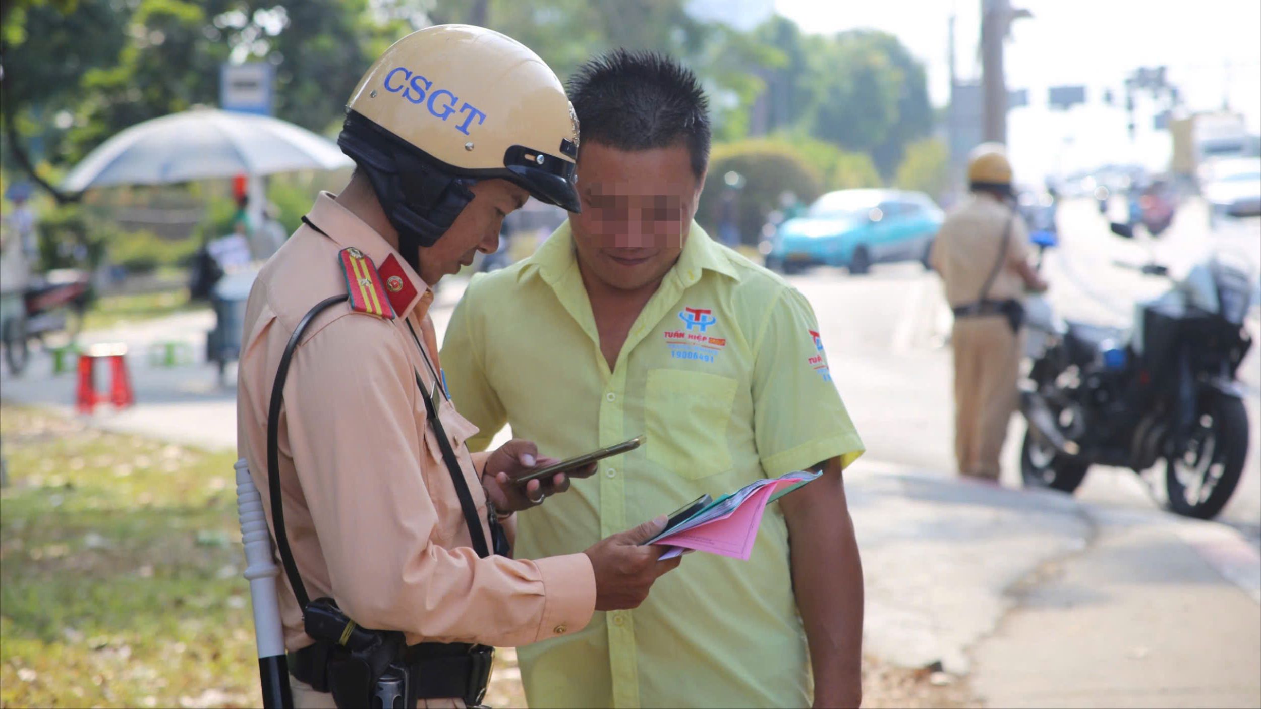 CSGT Rạch Chiếc kiểm soát xe khách cửa ngõ phía Đông dịp lễ 30-4