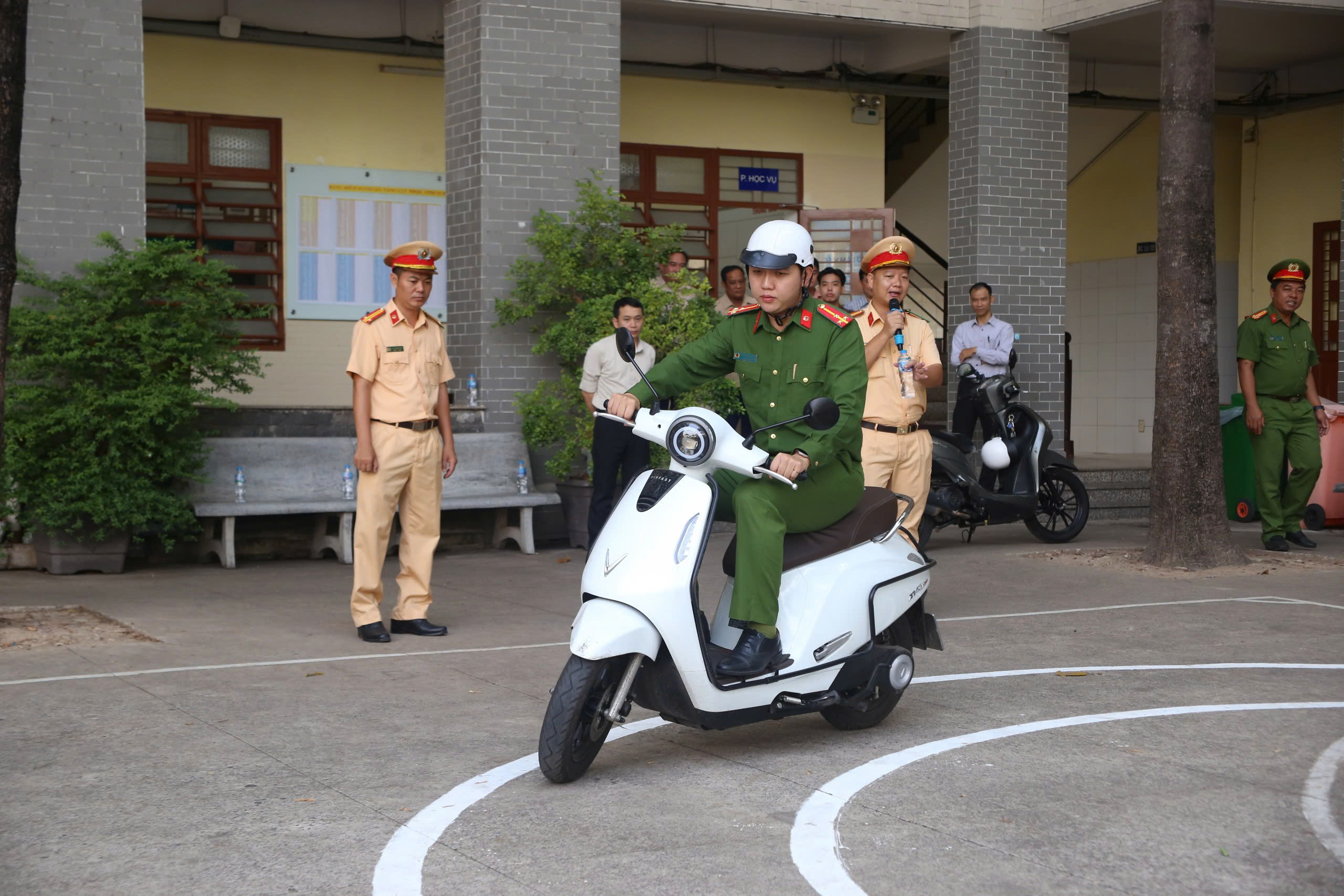 Công an TP.HCM vào trường hướng dẫn học sinh lái xe an toàn