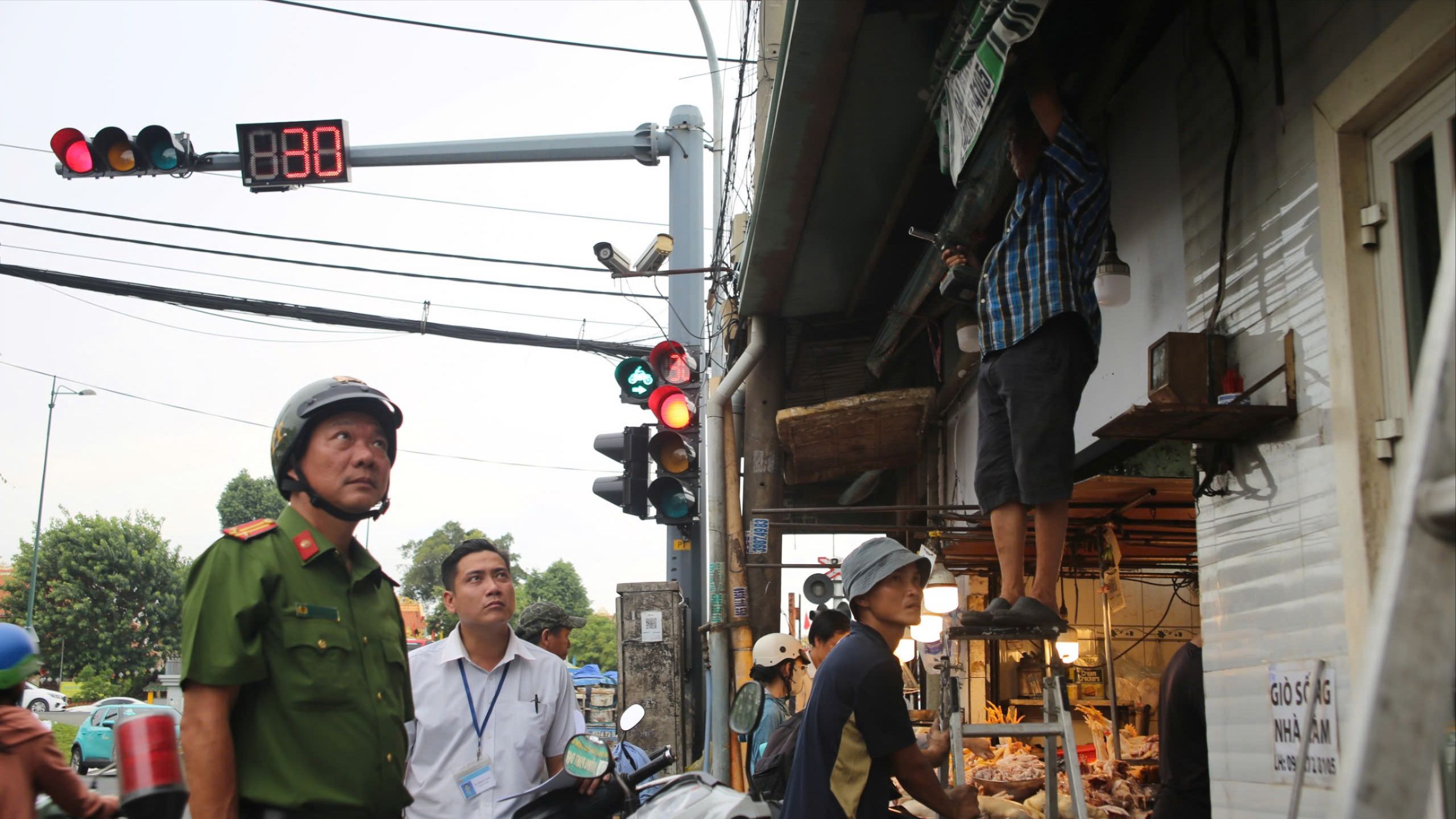 Người dân chung tay lập lại trật tự lòng lề đường khu vực chợ Bình Triệu