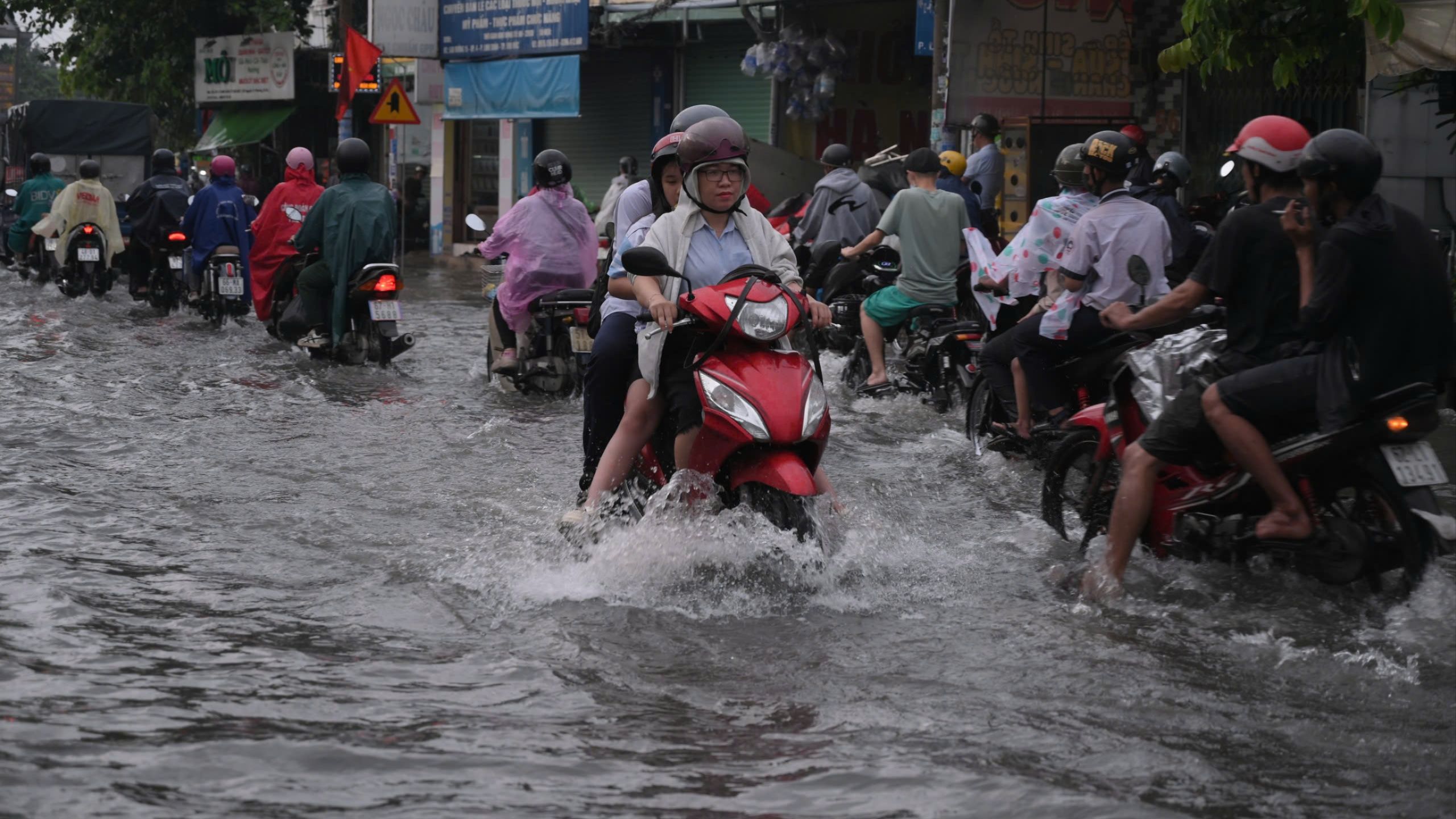 Mưa lớn đầu tuần, nhiều tuyến đường ở TP.HCM ngập sâu