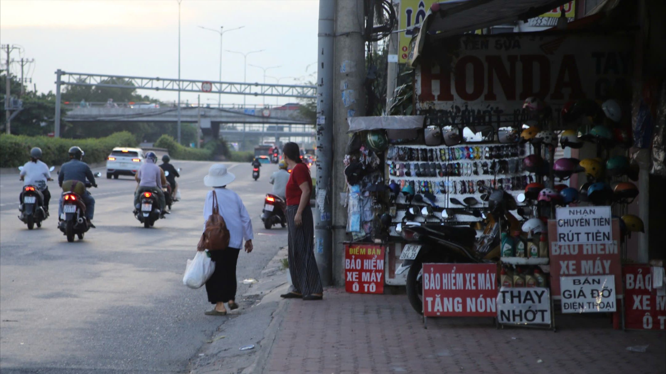 TP.HCM: Vỉa hè đường Đỗ Mười bị lấn chiếm, người dân khó khăn di chuyển