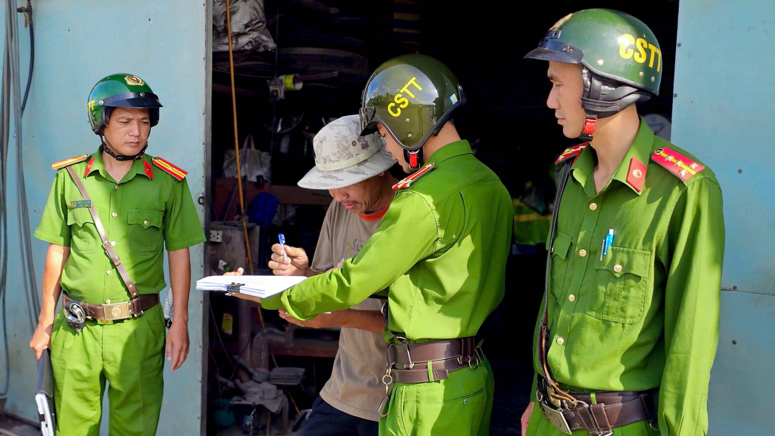 Công an phường An Phú Đông ra quân xử lý lấn chiếm vỉa hè đường Đỗ Mười