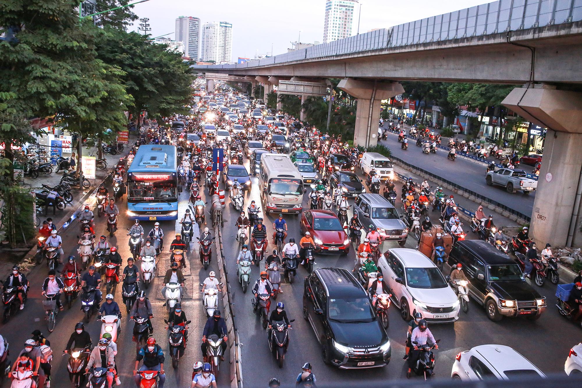 Hà Nội: Thí điểm nhiều giải pháp trên đường Nguyễn Trãi, nhưng vẫn ùn tắc