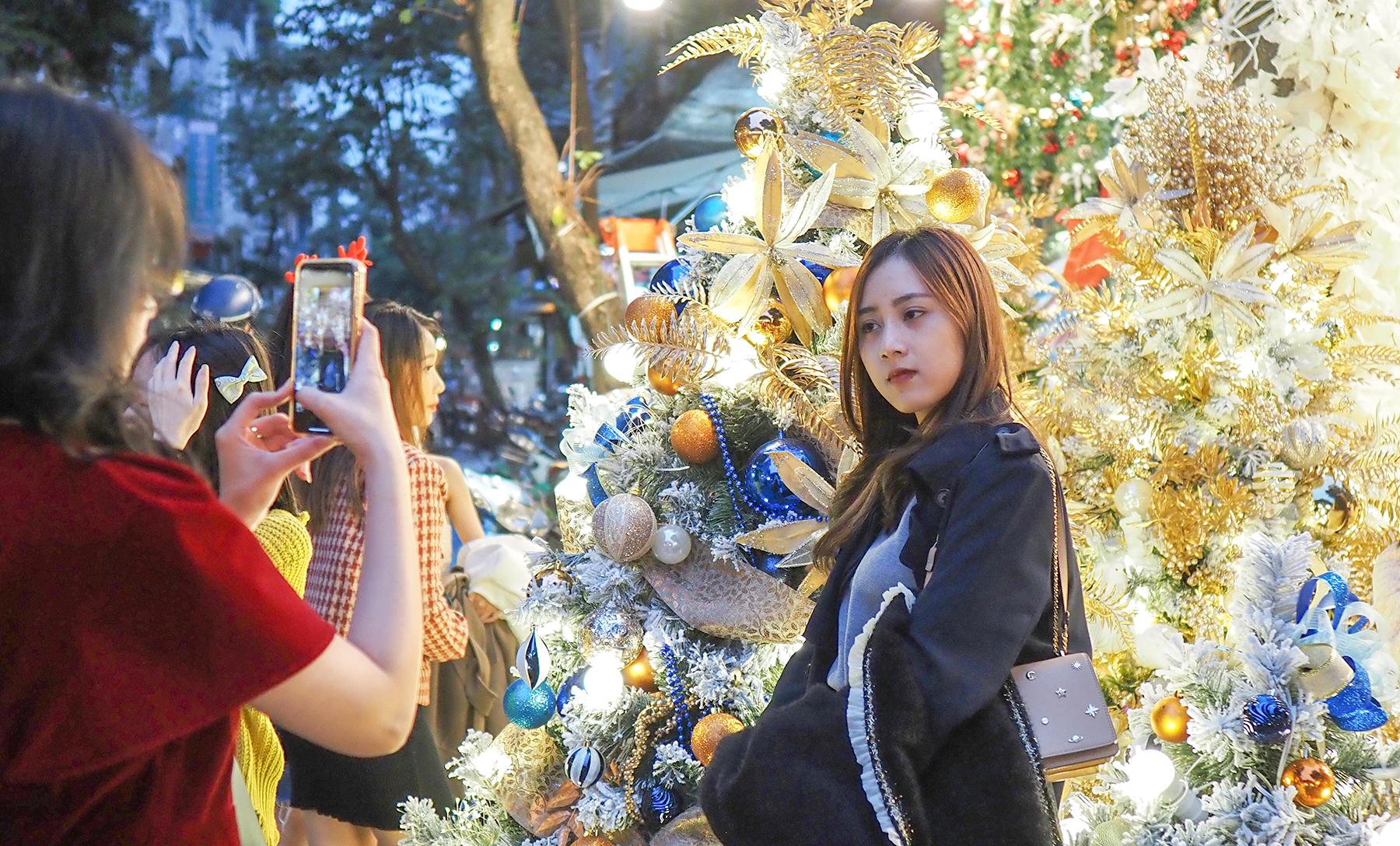 Hà Nội: Không khí Noel tràn ngập trên phố Hàng Mã