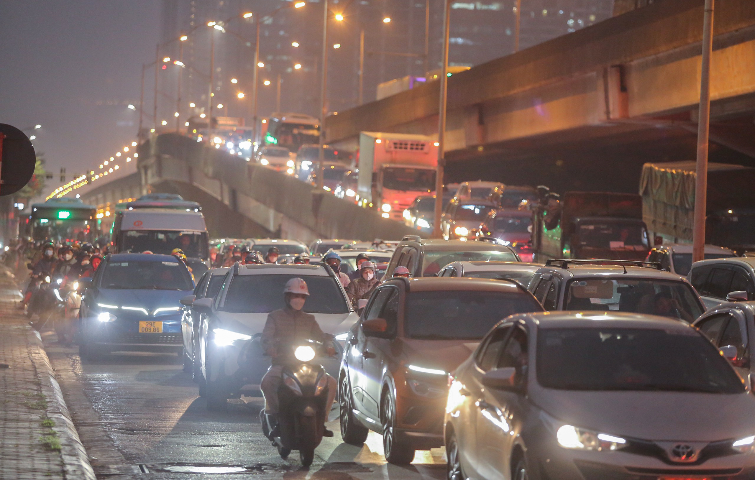 Giao thông ùn tắc tại nhiều tuyến đường thuộc cửa ngõ Thủ đô những ngày cuối năm