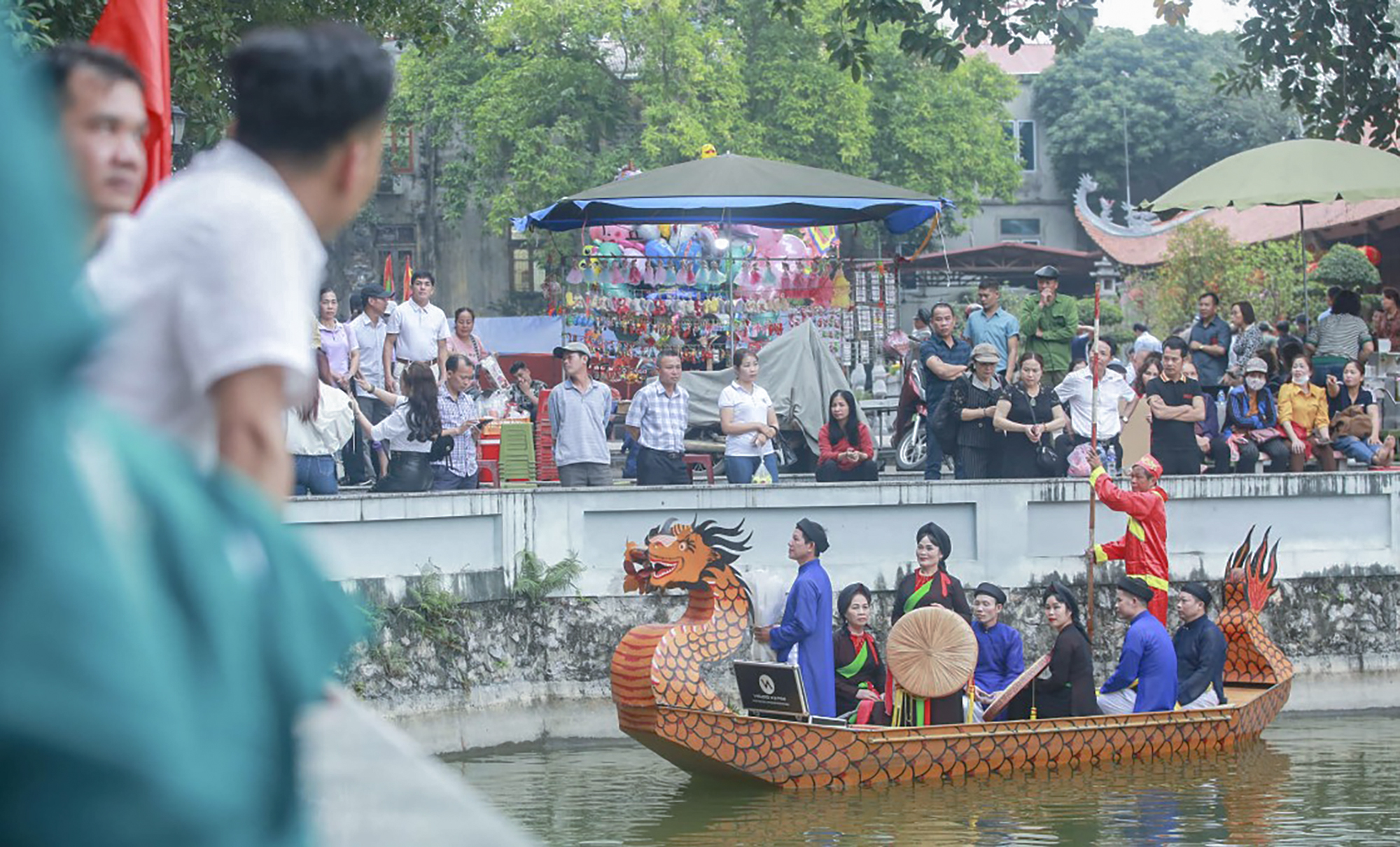 Hàng nghìn người đổ về hội Lim ở Bắc Ninh nghe quan họ