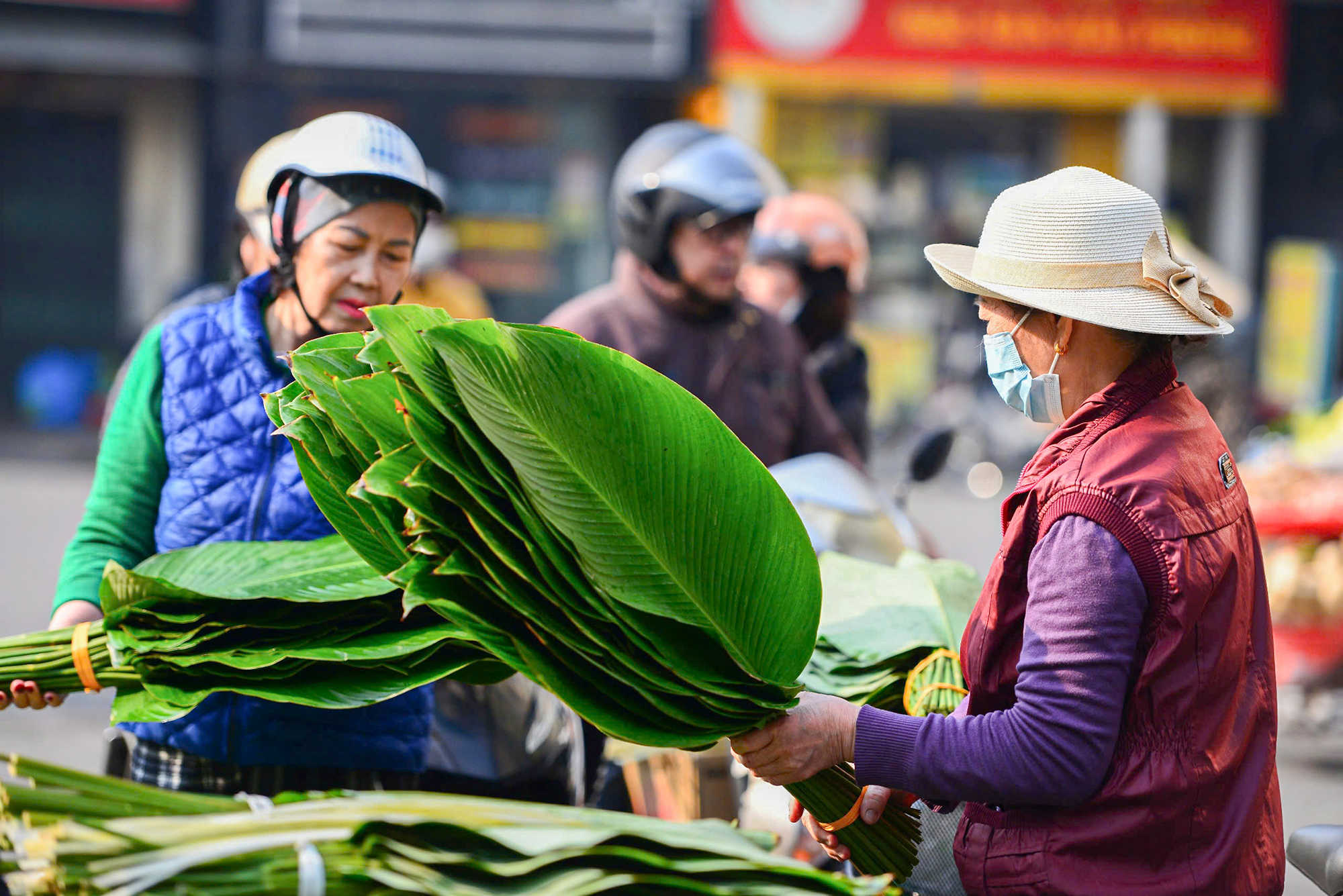 Chợ lá dong đắt khách dịp Tết Nguyên đán 2025