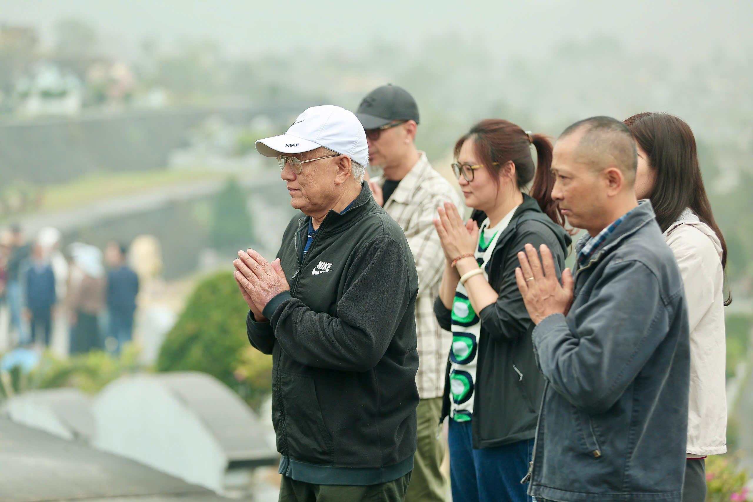 Tết Thanh minh, người dân Hà Nội nhộn nhịp đi tảo mộ 