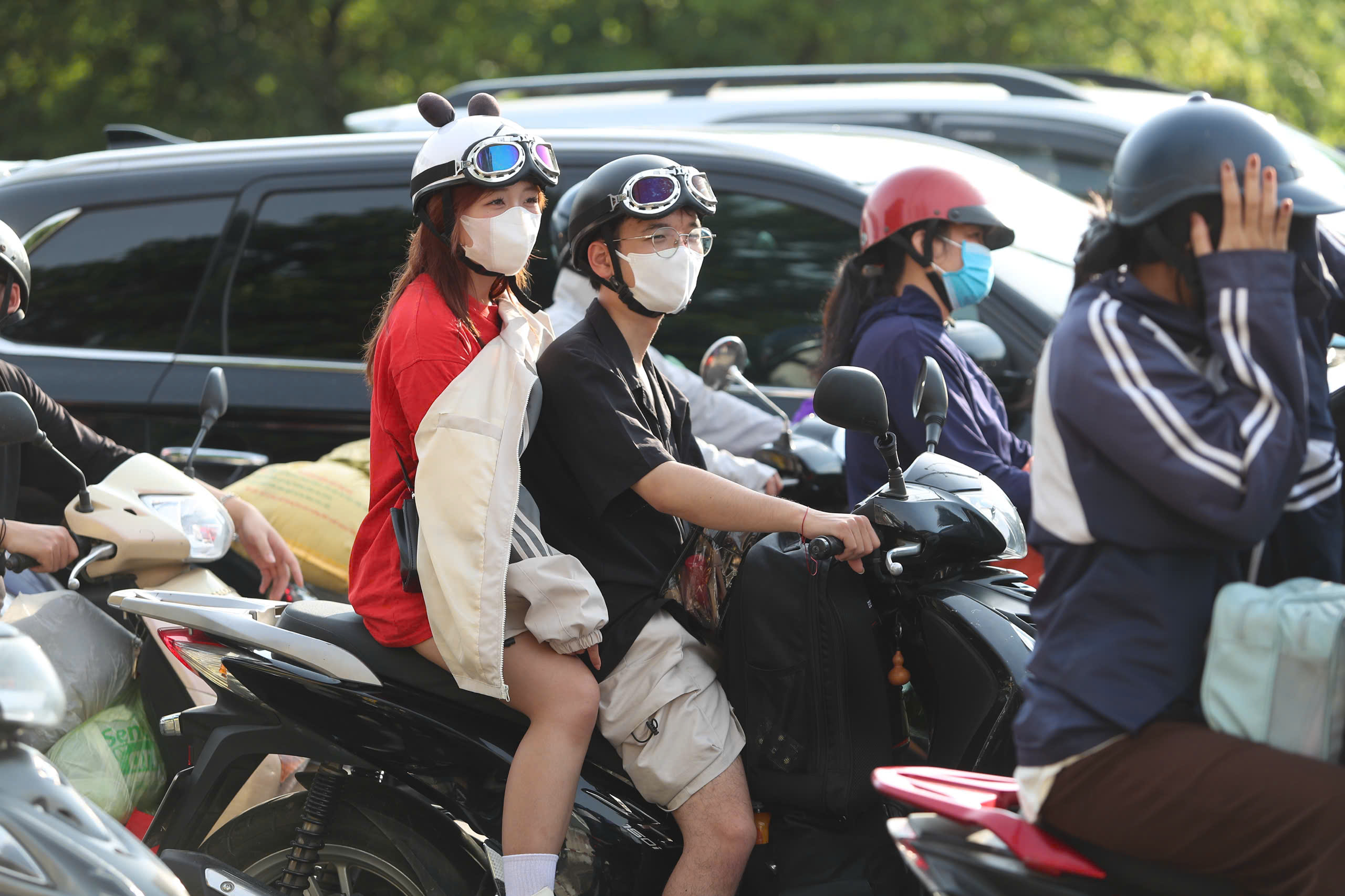 Người dân ùn ùn trở lại Thủ đô sau dịp nghỉ lễ 30-4