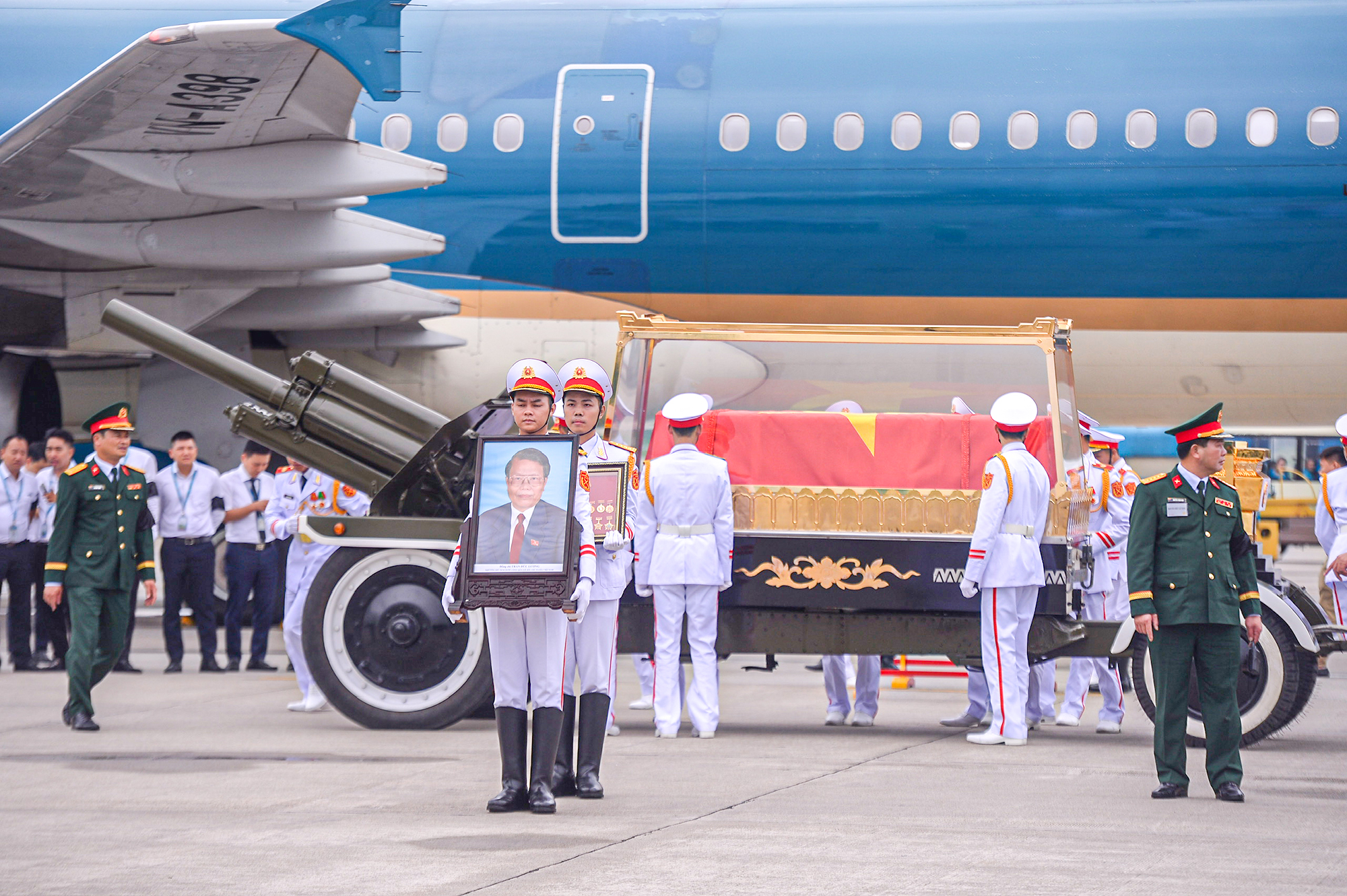 Hình ảnh Đoàn xe chở linh cữu Nguyên Chủ tịch nước Trần Đức Lương tại sân bay Nội Bài