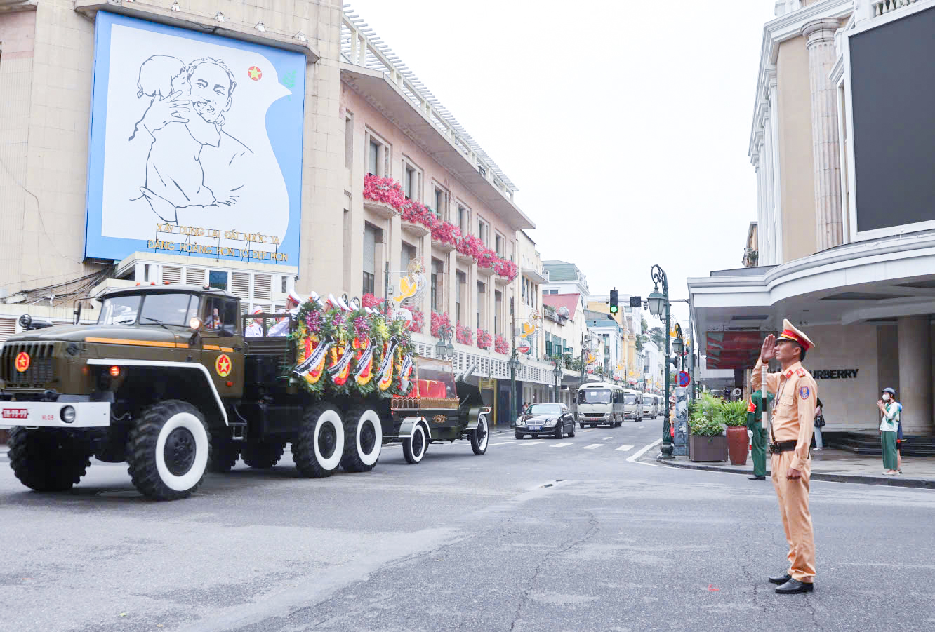 Hình ảnh lễ đưa tiễn Nguyên Chủ tịch nước Trần Đức Lương về với đất mẹ