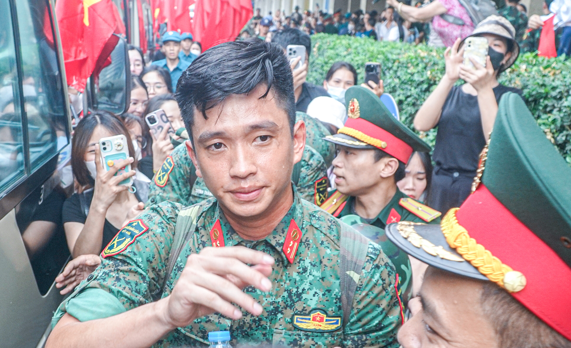 Ga Hà Nội đông nghịt người, rực cờ hoa chào đón chiến sĩ làm nhiệm vụ A80 