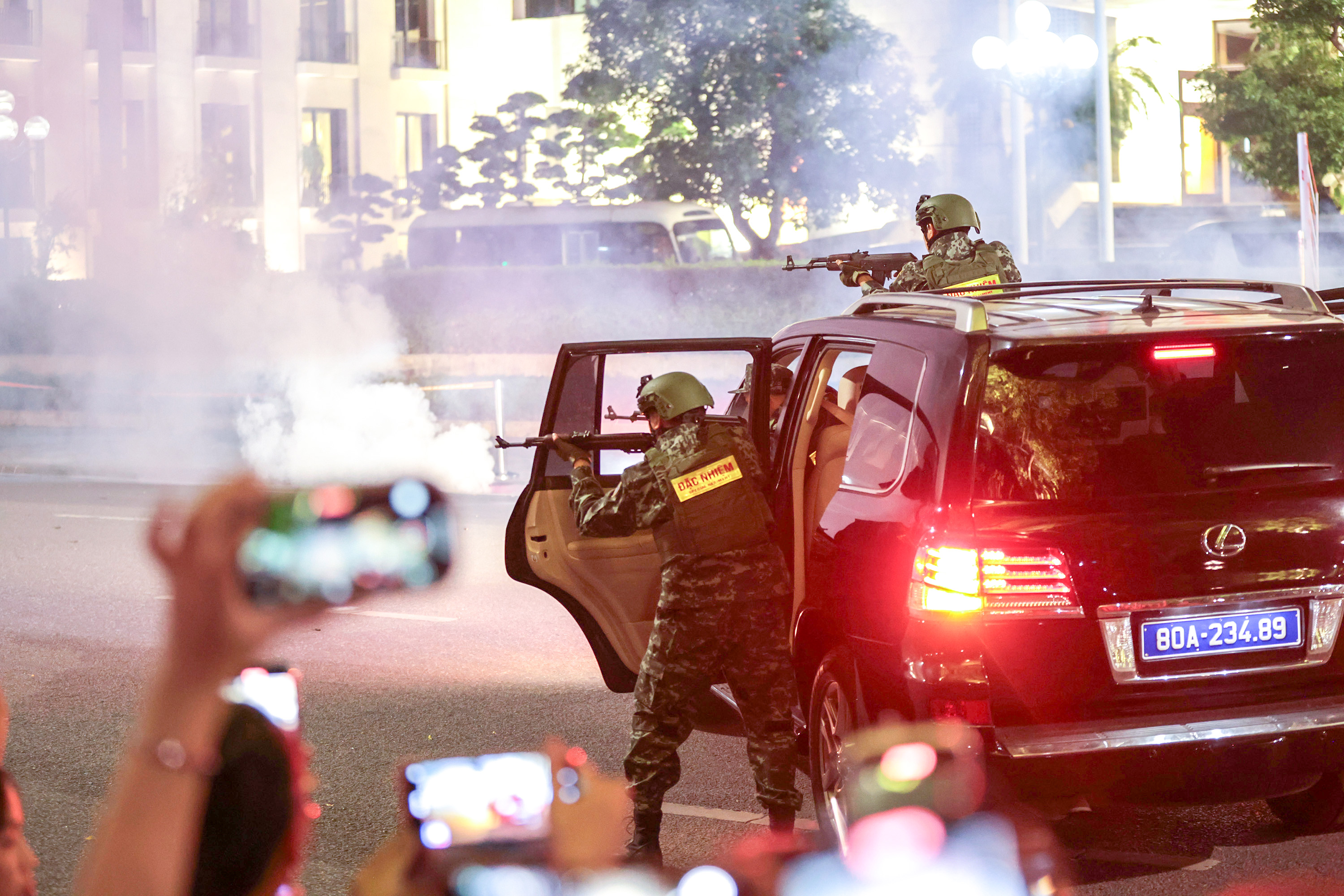 Mãn nhãn xem lực lượng đặc nhiệm diễn tập chống khủng bố trên phố đi bộ hồ Gươm