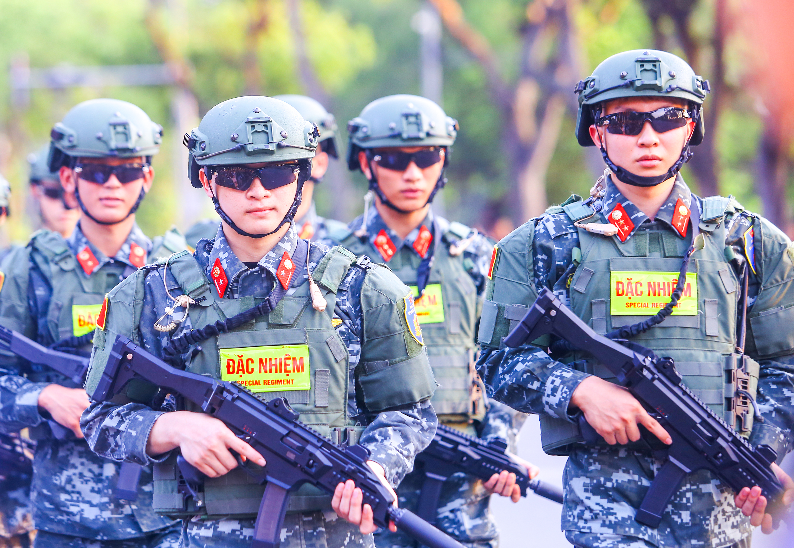 Lực lượng đặc nhiệm biểu diễn mô tô, trình diễn đấu súng trên phố đi bộ hồ Gươm