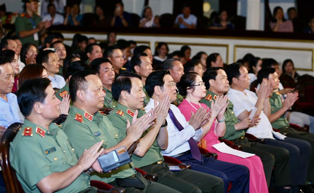 Xúc động và tự hào 'Bản hùng ca Công an nhân dân Việt Nam'