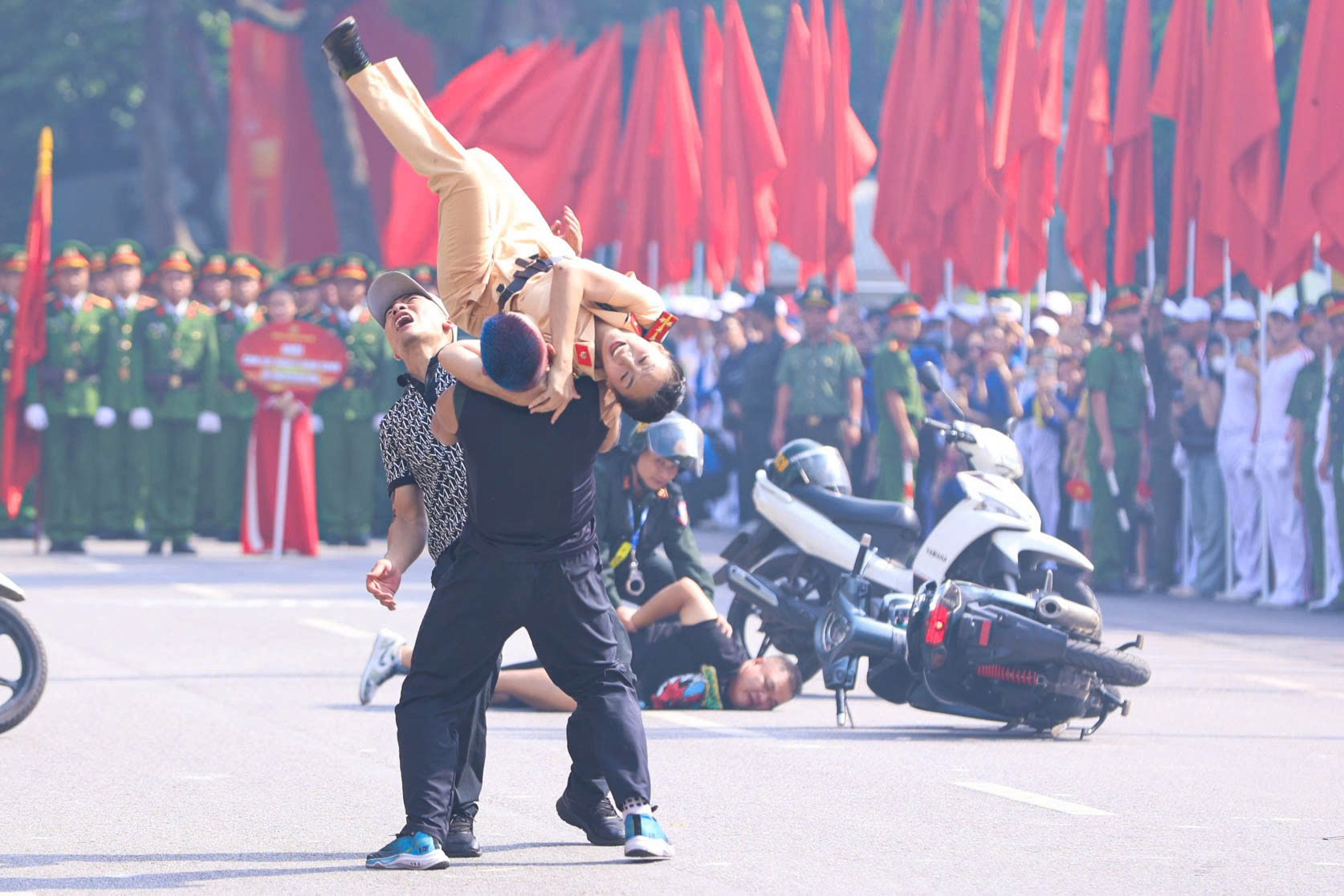 Nữ CSGT Hà Nội trình diễn kỹ năng kẹp cổ, quật ngã nhóm gây rối