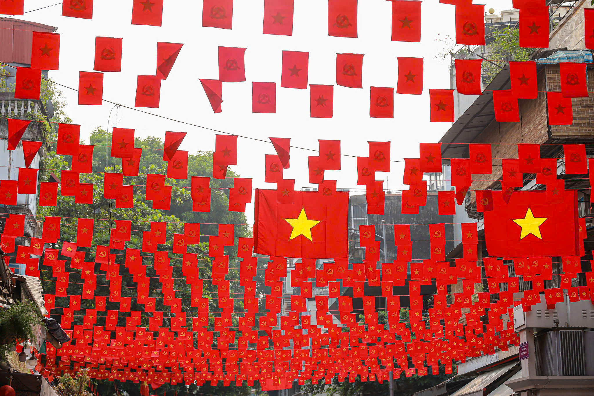 Cờ đỏ sao vàng tung bay khắp phố phường Hà Nội chào mừng 80 năm Quốc khánh