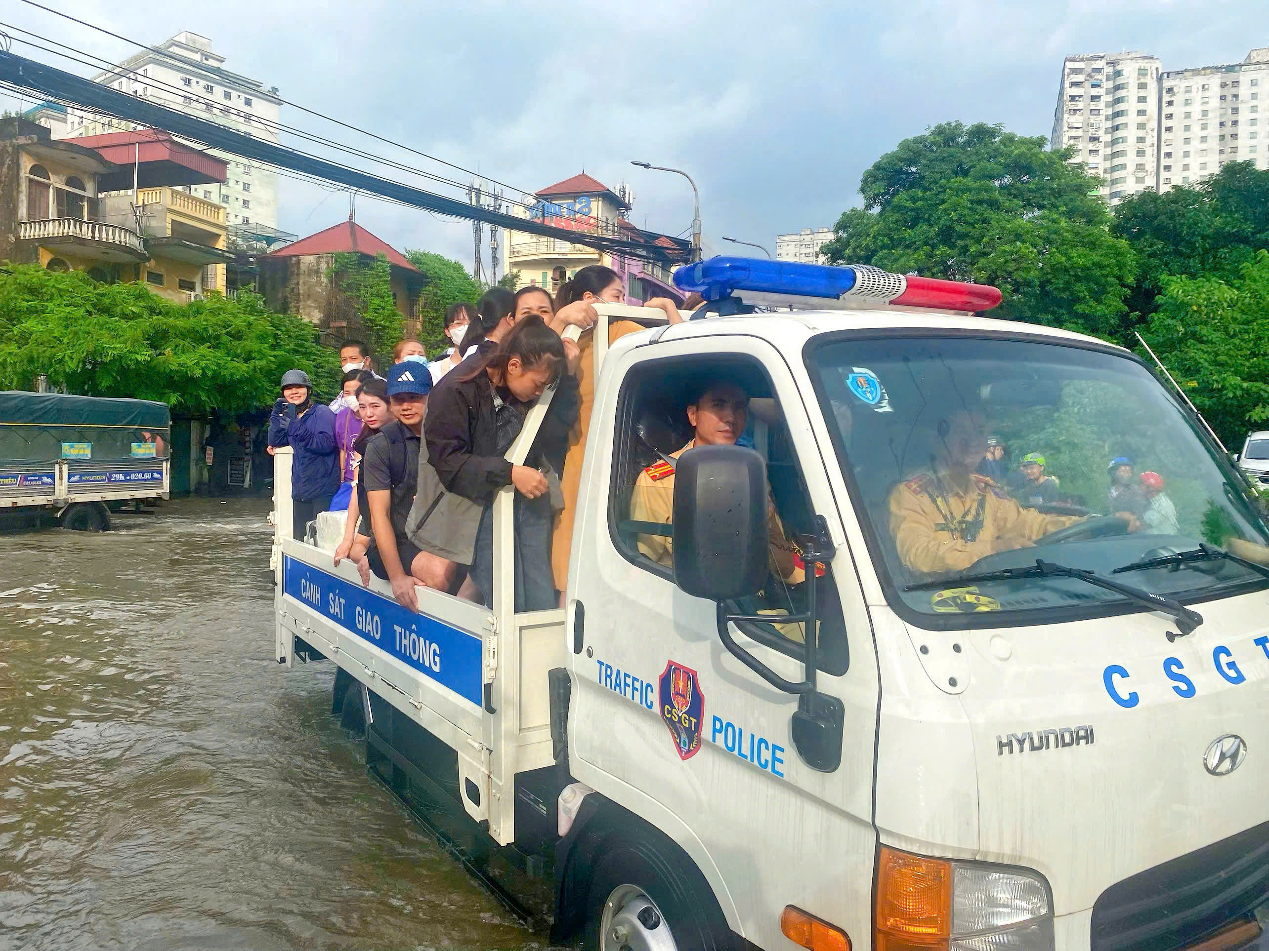 Chùm ảnh: Người dân Hà Nội tiếp tục lội nước đi làm